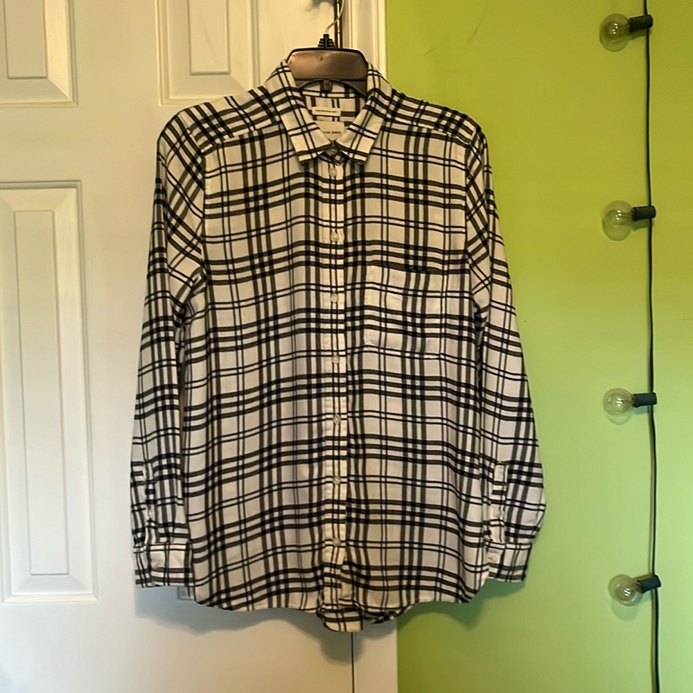 American Eagle Boyfriend Fit- long sleeve plaid flannel button up shirt -size M
